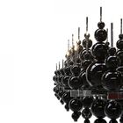 Spitzenhotel-Lobby-großer dekorativer hängender Leuchter, der Weiß und Schwarzes beleuchtet